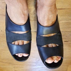 Portania Semell pur soft navy peeptoe wedge